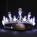 Corona da sposa LED argento con cristalli a goccia e perle fatte a mano su base in pietra - Stile Luce Bianca