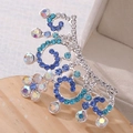 Dettaglio macro del pettine tiara in argento con strass blu e motivi floreali traforati - M / Strass Blu-Argento