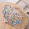 Vista macro del pettine per capelli a corona con cristalli blu e argento e cuore di strass - M / Strass Blu-Argento