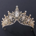 Dettaglio della corona da sposa dorata con cristalli scintillanti e perle finte bianche - Oro KC con Strass Bianchi (Fatto a Mano)