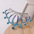 Dettaglio di strass blu scintillanti su un pettine per capelli a corona argentata - M / Argento Blu
