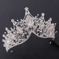 Dettaglio ravvicinato della tiara da sposa con strass e cristalli su sfondo nero - Argento Spesso Strass Bianco