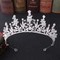 Dettaglio del diadema da sposa in argento con motivi a foglia e cristalli incastonati - Argento Spesso Strass Bianco / Argento