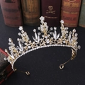 Dettaglio di una corona da sposa dorata con cristalli su un libro in stile retrò - Oro KC con Strass Bianchi (Fatto a Mano) / Oro