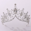 Détail d'une couronne de mariée argentée avec cristaux marquise et motifs de vigne - Argent avec strass blancs