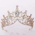 Détail d'une couronne de mariée baroque dorée avec des cristaux et des pierres de marquise - KC Or Strass Clair