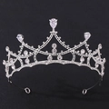 Dettaglio della corona da sposa con cristalli a goccia e zirconi su metallo argentato - Stile Zirconia Bianco Argento Spesso (H1261) / Argento