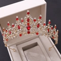 Dettaglio della tiara da sposa in oro con cristalli rossi e strass in astuccio bianco - Oro con strass rossi