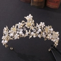 Dettaglio della tiara da sposa dorata con perle, cristalli e motivi floreali in strass - Stile Fatto a Mano con Strass Bianchi / Oro