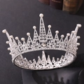 Dettaglio ravvicinato di una corona d'argento con strass e perle bianche eleganti - Argento Perla Strass
