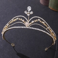Detalle de corona nupcial dorada con motivos de hojas y brillantes cristales engastados - KC Oro Circonita Blanca