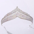 Detailansicht eines silbernen Diadems mit bunten Strasssteinen und V-förmigem Design - Silber AB Bunter Strass
