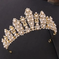 Dettaglio della tiara dorata con perle bianche e strass di cristallo scintillanti - Stile Perla Strass Bianco Placcato Oro 18K