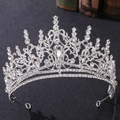 Dettaglio macro della tiara barocca d'argento con intricato design a vite e strass brillanti - Argento Spesso Strass Bianchi
