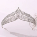 Dettaglio della corona da sposa in argento con cristalli su supporto acrilico - Argento Strass Trasparenti