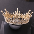 Dettaglio della corona barocca dorata con cristalli e perle bianche rotonde da sposa - Oro Perla Strass