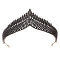 Dettaglio ravvicinato di una tiara vintage dorata con intricati strass neri e cristalli - Oro Antico Strass Nero