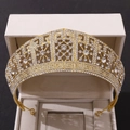 Détail d'une couronne de mariée baroque avec cristaux blancs et alliage de zinc doré - Style Doré