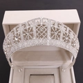 Détails de la couronne de mariée étincelante avec strass dans un coffret cadeau blanc - Style Argent