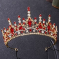 Dettaglio corona dorata con pietre rosse a goccia e cristalli bianchi scintillanti - Oro con strass rossi