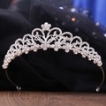 Nahaufnahme der silbernen Braut-Tiara mit floralen Strasssteinen und Kristallen - Silber