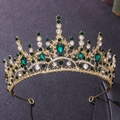 Détail macro de la couronne baroque dorée avec grandes émeraudes et cristaux blancs - Or avec strass verts
