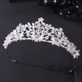 Detail von silbernem Braut-Stirnband mit Kristallblumen und Blattschmuck für Hochzeit - Silber (Dickes Silber Weiß Strass)