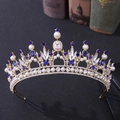 Dettaglio corona barocca con cristalli blu, perle bianche e placcatura in oro fine - Oro con strass blu