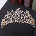 Detalle de corona nupcial dorada con brillantes diamantes de imitación y hojas vintage - Oro KC Diamantes de Imitación Blancos