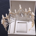 Détail de couronne de mariée dorée avec perles blanches et cristaux dans son écrin - KC Or Strass Blanc