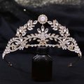 Makroaufnahme einer blattförmigen Brautkrone mit Zirkonsteinen auf elegantem Goldrahmen - Gold Weißer Zirkonia Stil
