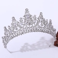 Detailansicht der funkelnden silbernen Brautkrone mit 3A-Zirkon-Blumenmuster und Details - Silber (Weißen Zirkon)