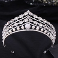 Dettaglio corona da sposa in argento con zirconi, strass e perle su velluto nero - Argento Spesso Strass Bianchi