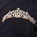 Detailansicht des goldenen Braut-Haarreifens mit Kristallen und Strass-Blattmuster - Gold (KC Gold Weiß Strass)