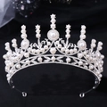 Dettaglio macro della corona da sposa argento con perle bianche e strass scintillanti - Argento Perla Strass