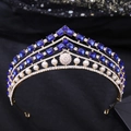 Détail de diadème doré de luxe avec pierres précieuses bleu foncé, perles et cristaux - Or avec strass bleus