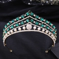 Corona barocca dorata con pietre smeraldo, perle e cristalli su velluto nero - Oro con strass verdi