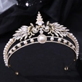 Dettaglio di una corona da sposa dorata con perle bianche e strass scintillanti fissi - Oro KC Strass Bianchi
