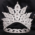 Corona da sposa in argento con strass scintillanti su sfondo di tessuto scuro - Argento con strass bianchi