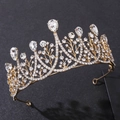Goldene Barock-Brautkrone mit großen Birnenkristallen und schimmernden Straßsteinen - KC Gold Weißer Strass