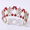 Dettaglio della corona nuziale barocca dorata con strass rossi e perle - KC Oro Strass Bianco Strass Rosso Perla Artificiale