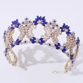 Dettaglio della corona nuziale barocca con cristalli blu e perle bianche su oro - KC Oro Strass Bianco Strass Blu Perla Artificiale