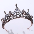 Dettaglio corona barocca con perle grigie e cristalli su montatura in metallo bronzo - Rame Antico Strass Nero
