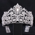 Detaillierte Makroansicht der silbernen Hochzeitskrone mit Kristallen im Birnenschliff - Silberfarben Weißer Strass