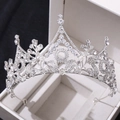 Makroaufnahme von silbernem Hochzeits-Tiara mit Kristallblumen und barocken Details - Dickes Silber Weißer Strass