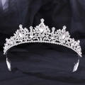 Dettaglio ravvicinato di una corona da sposa in argento con strass lucidi e pettini per capelli - Tono Argento Strass Bianco