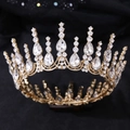 Gros plan d'une couronne de mariée dorée avec cristaux blancs et pierres en forme de goutte - KC Or Strass Blanc