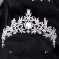 Detalle de corona de novia barroca con cristales y motivos de hojas sobre seda negra - Plata Gruesa Diamantes de Imitación Blancos