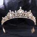 Dettaglio della corona da sposa dorata con strass e pettine su tessuto nero - Tono Oro Strass Bianco