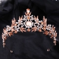 Détail de la couronne de mariée baroque avec cristaux champagne et design en or rose - Or Rose Strass Pêche